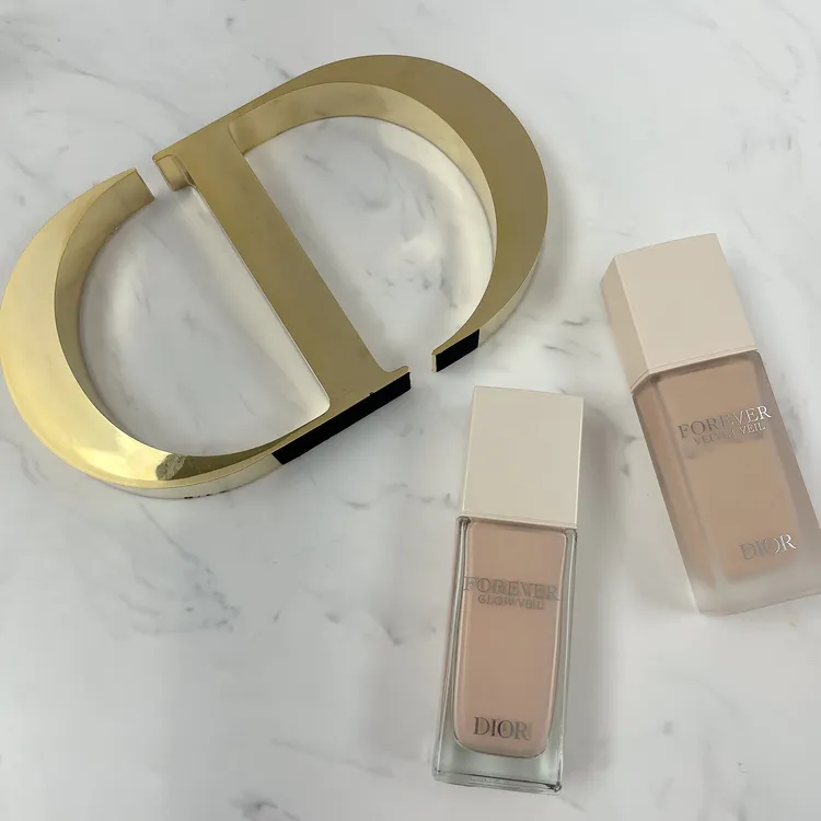 Dior超完美持久柔光/柔霧飾底乳，各30ml／2150元。張家玲攝