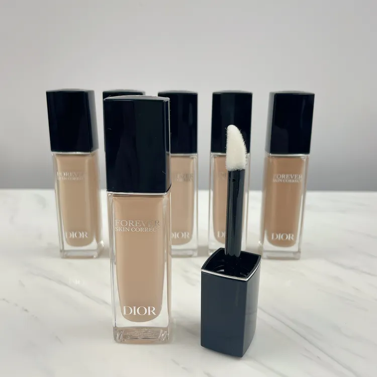 超完美持久遮瑕乳擁有獨創的超彈力斜角刷頭。張家玲攝