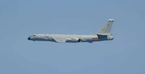  2架共軍轟炸機飛經沖繩周邊　日本戰機緊急升空