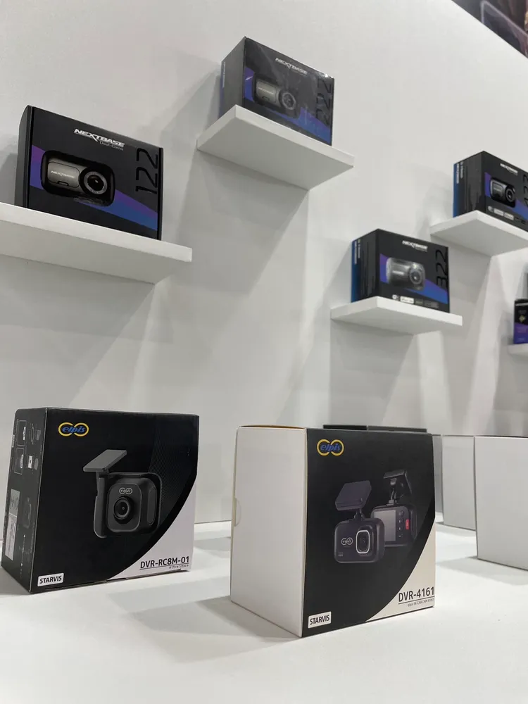 「凱銳光電」現場也一口氣端出了近年電動化車款、豪華車必備的全液晶儀表板，逐年普及的電子後視鏡，以及後裝市場的行車紀錄器等產品。彭欣偉攝