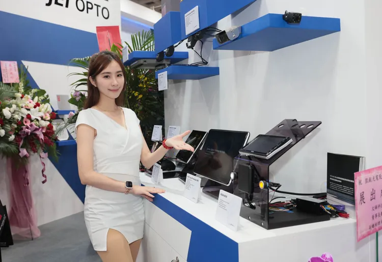 「凱銳光電」現場展示與各大國際車廠所合作供應的影音系統機型。彭欣偉攝