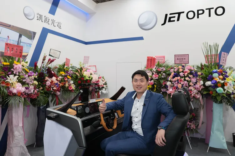 「凱銳光電」董事長林傳凱於會場，親自解說公司對於影音系統及顯示科技的未來展望，希望能藉著各項系統的升級與普及化，能大幅減少車禍意外的發生。彭欣偉攝