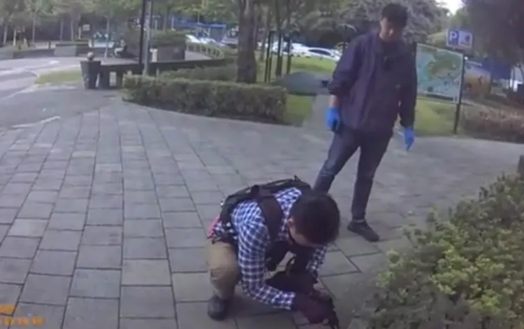 警方在花圃內找到改造手槍。翻攝畫面