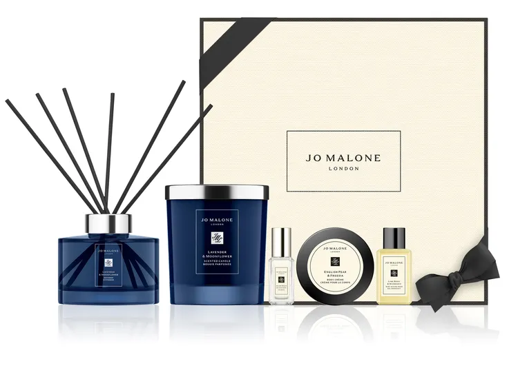 極致生活美學居家禮盒，任選1款165ml擴香以及200g香氛蠟燭，贈9ml經典香水、15ml潤膚霜和15ml潔膚露，6750元。品牌提供
