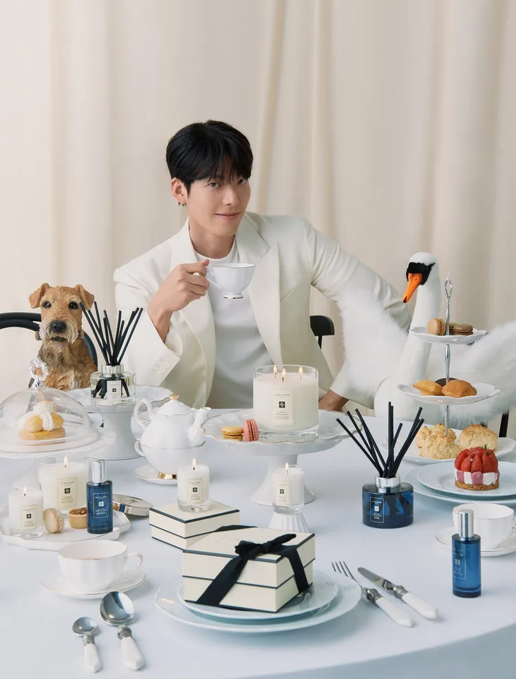 金宇彬穿上白色西裝以「約會視角」入鏡。品牌提供