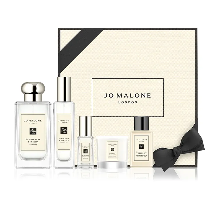 經典明星收藏禮盒，任選1款30ml以及100ml經典香水，贈9ml香水、迷你香氛蠟燭和15ml潔膚露，8300元。品牌提供
