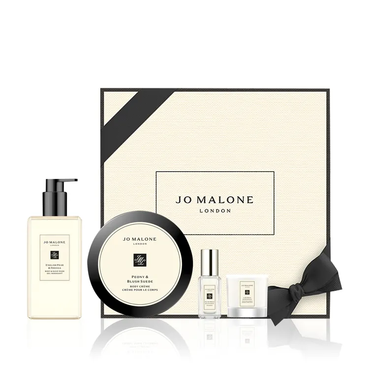 奢潤潔膚保養禮盒，任選1款500ml身體潔膚露以及175ml潤膚霜，贈9ml經典香水和迷你香氛工藝蠟燭，6500元。品牌提供
