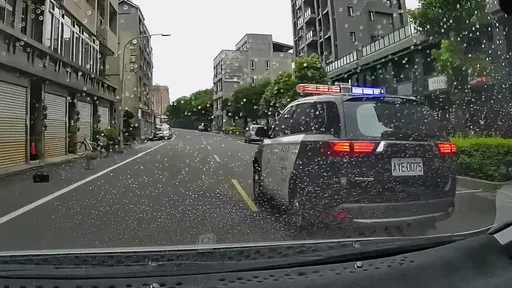 黃虛線超警車被鳴笛攔下　駕駛怨「攔心酸的」反遭網轟：根本三寶
