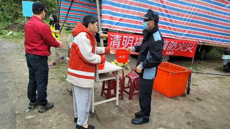 警消提供水桶及水源給掃墓民眾。新北市消防局提供