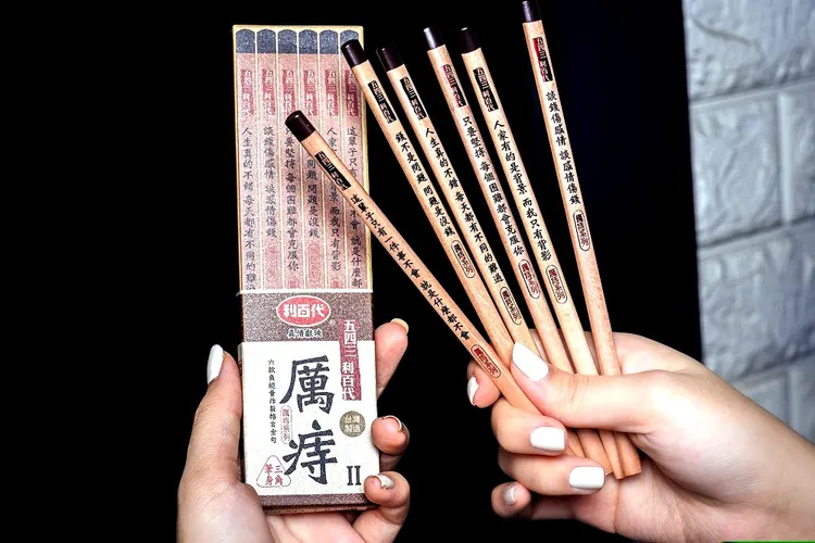 擺脫社畜地獄開運心法，多多善用利百代厲痔鉛筆，負能量炸裂格言金句，獻給苦海浮沉的你。業者提供