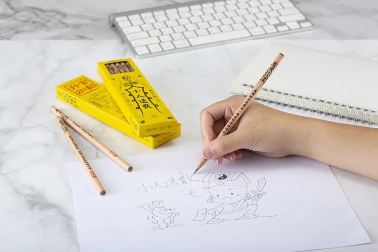 利百代符咒鉛筆，句句毒雞湯，字字溫補被摧殘的上班族身心靈。業者提供