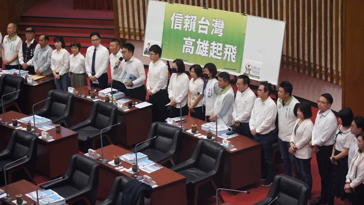 民進黨團反擊國民黨嘴巴說歡迎台積電，但身體卻將台積電當政治鬥爭議題。凃建豐攝