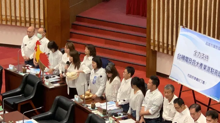 國民黨高市議會黨團今送金雞、誠實豆沙包等道具，要陳其邁誠實回答台積電高雄廠是否有變數。吳慧芬攝