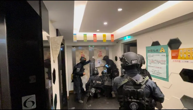 警方攻堅。桃園警分局提供