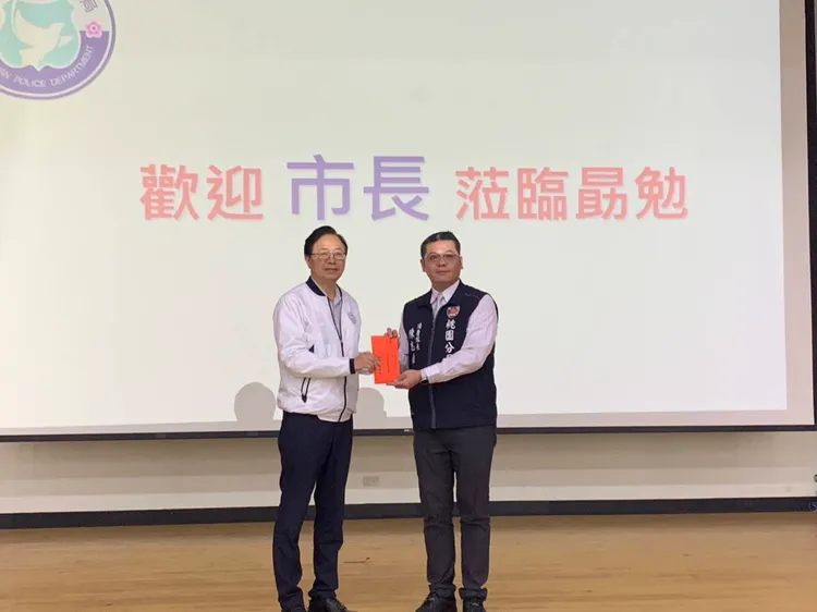 張善政頒獎慰勉執勤官警。桃園警分局提供