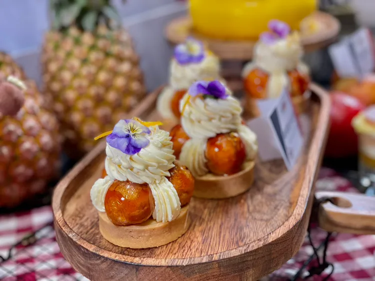 經典法式甜點聖多諾黑是一款造型讓人為之一亮的多層次甜點，泡芙內餡為香甜的柳橙卡士達，泡芙表面沾上焦糖後，再擠上白巧克力香提，淡淡的香橙氣味令人一吃就愛上。曾仲葳攝