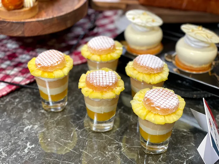 鳳梨薩瓦蘭是介於麵包與蛋糕之間的甜點，搭配新鮮鳳梨丁，以卡士達醬將鳳梨果醬與芒果庫利分層堆疊，完美襯托出鳳梨的酸甜果香。曾仲葳攝