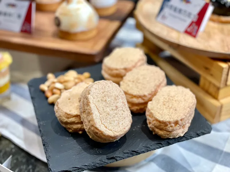 花生達克瓦茲是來自法國的手工甜點，外皮是烤得恰到好處的蛋白餅，嚐起來外酥內軟，搭配滑順不膩的手工花生醬，香氣十足。曾仲葳攝