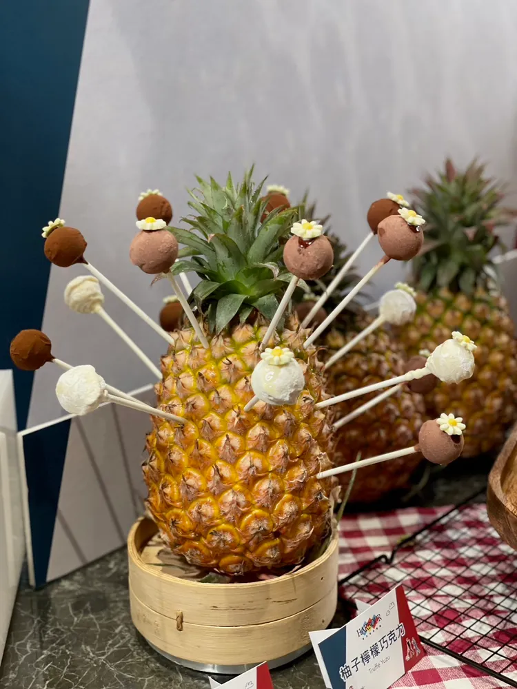 酸味十足的柚子檸檬巧克力，是以棒棒糖為發想，將白色巧克力球體表面以糖粉裹上，內餡是柚子、萊姆與柳橙果泥製成的柚子檸檬甘那許，將酸的滋味層層堆疊，非常推薦愛吃酸的甜點控。曾仲葳攝