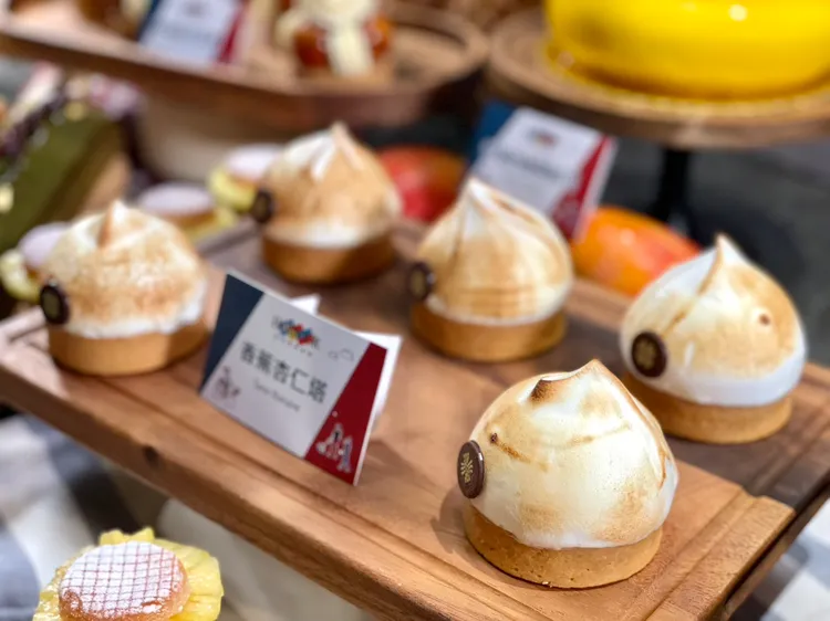 香蕉杏仁塔以口感酥脆的杏仁沙布列餅乾搭配新鮮香蕉片與卡士達醬，並且加入杏仁餡，將香蕉的香氣完美襯托，最後擠上蛋白霜以噴槍炙燒出焦糖色，味道香甜可口。曾仲葳攝