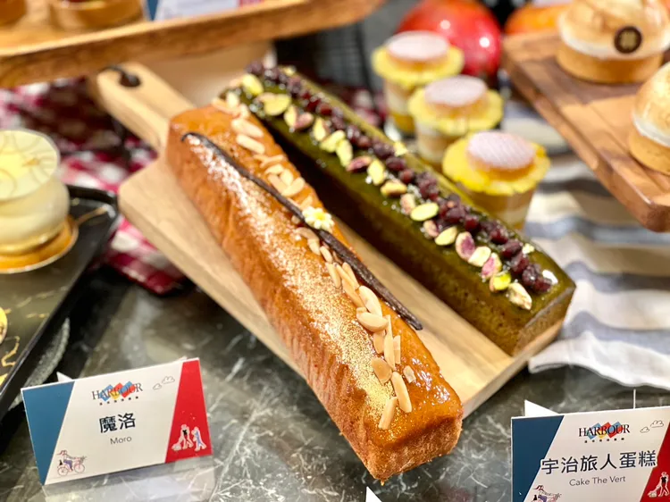 特選日本宇治頂級抹茶製作而成的磅蛋糕，蛋糕體內層紮實、質地較濕潤，一口咬下，濃郁的抹茶香氣在口中化開，搭配蜜紅豆與開心果碎粒，口感層次分明。曾仲葳攝