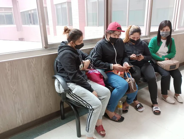 聯華食品菲籍女移工到醫院探視受傷的同鄉。院方提供