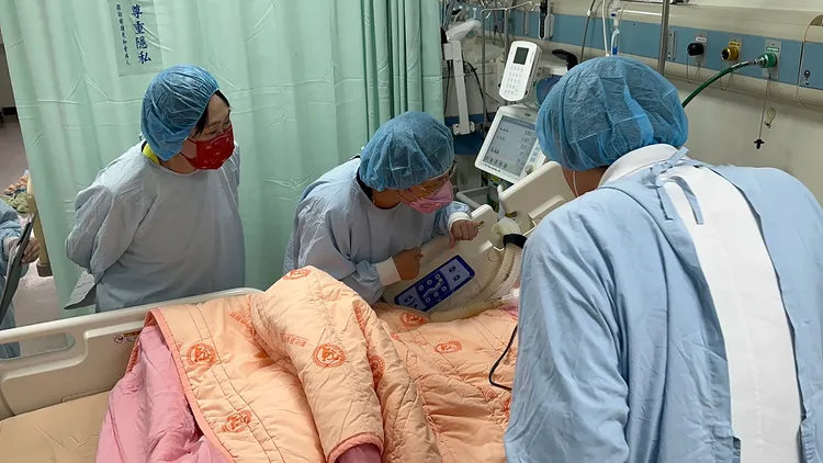 彰化縣長王惠美（圖中）前往彰基探視傷患。彰基提供