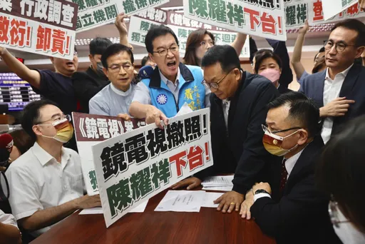 鏡電視爭議未解!國民黨團第3次甲動、高喊「下台」 陳耀祥遲到應對