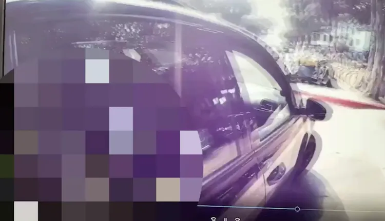 黑車貼近警員，事後認為警方搞碰瓷。翻攝畫面