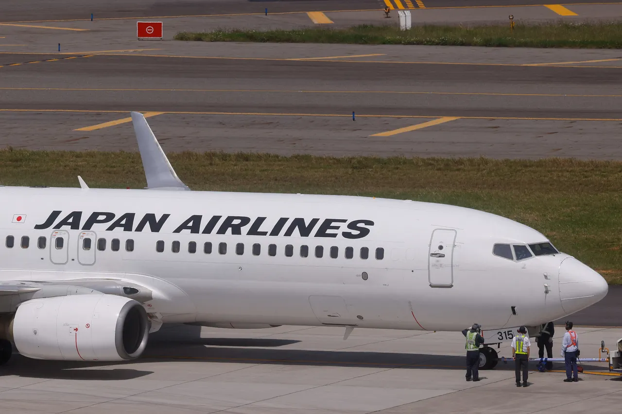一架日航班機16日停於桃園機場。路透社