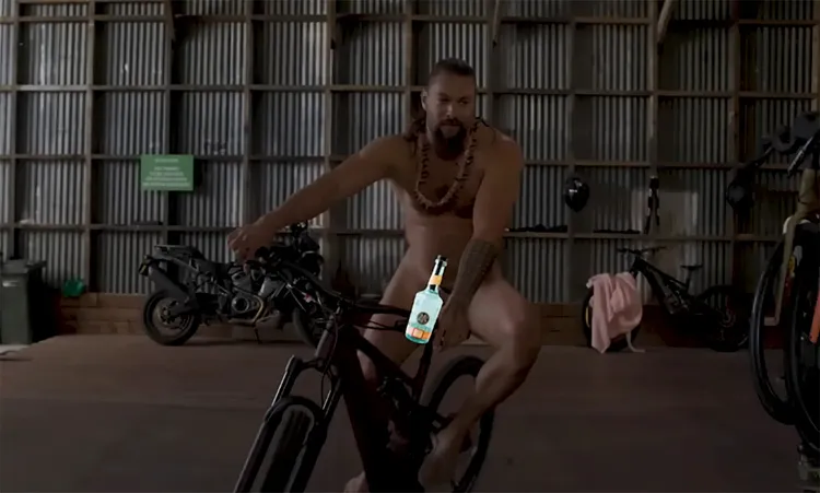 傑森體格健壯，也對裸露相當自在。翻攝Youtube