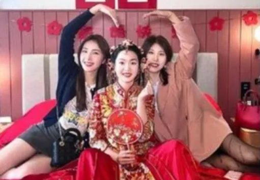 新娘好友（左一、右一）秀出長腿與黑絲襪，令新娘完全失焦。翻攝微博/網易