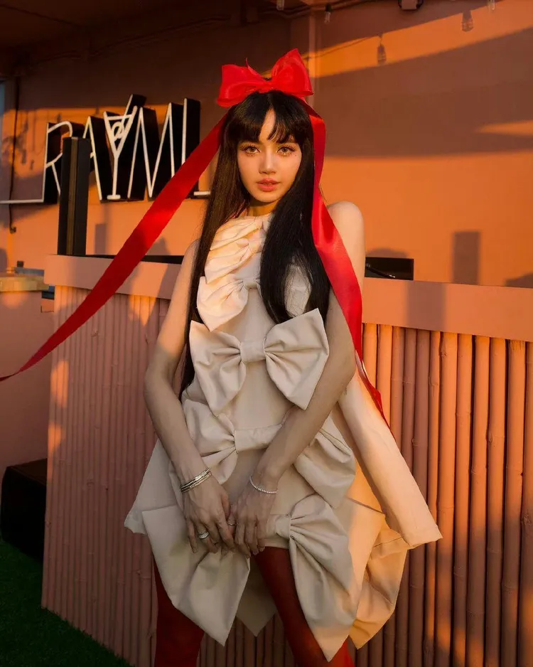 Lisa的蝴蝶結裝有巧思又可愛。翻攝lalalalisa_m