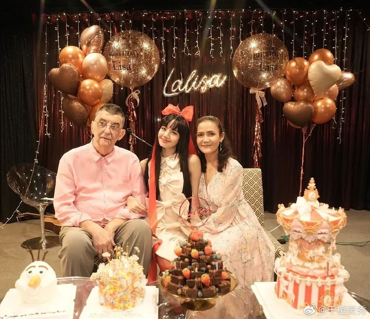 Lisa的爸媽也來慶生會同歡。翻攝千澄靈秀微博