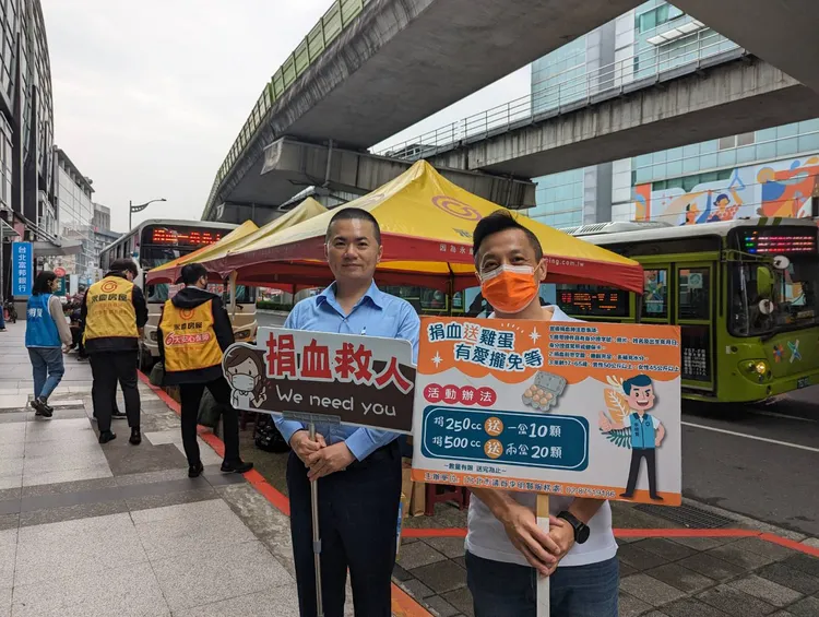台北市議員李明賢與內湖分局警察之友會前主任陳啟宏今天在北市內湖發起捐血活動。翻攝畫面