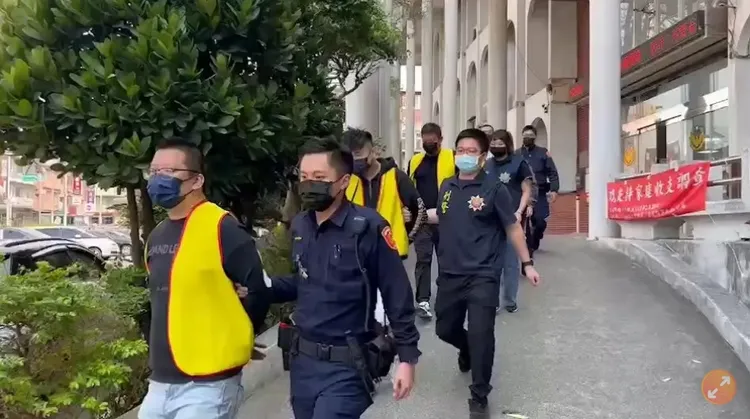 警方逮捕涉案人送辦。平鎮警分局提供