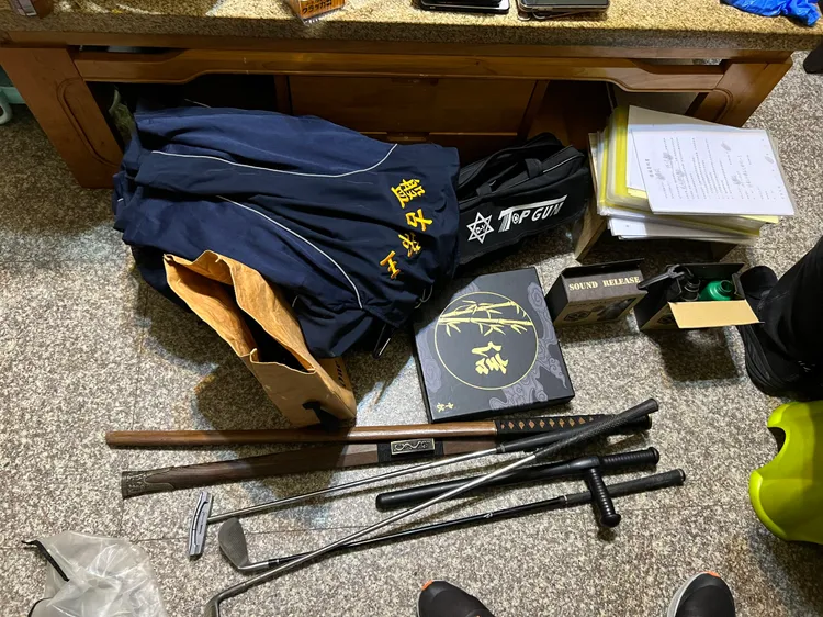 警方起出犯案凶器。平鎮警分局提供