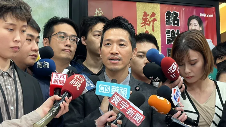 何志偉下午親自現身服務處感謝選民。潘袁詩羽攝