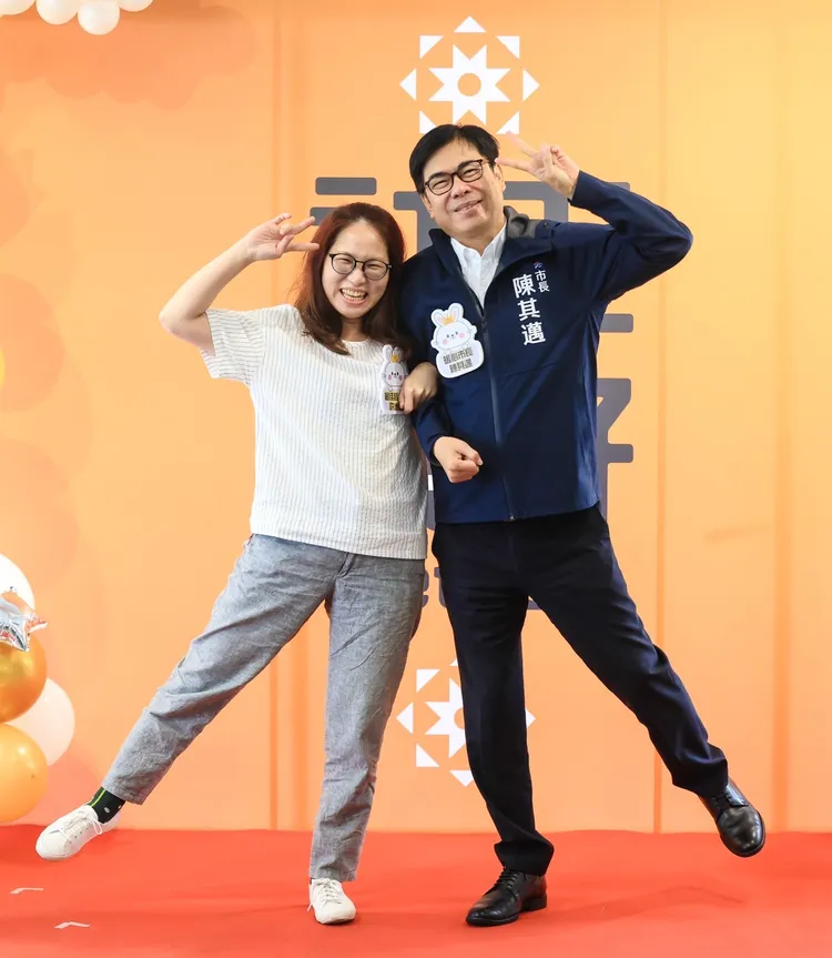 陳其邁今上午參加社工茶敘行程，心情看似未受陳啟昱事件影響。讀者提供