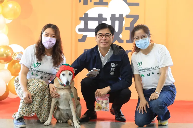 陳其邁今上午參加社工茶敘行程，心情看似未受陳啟昱事件影響。讀者提供