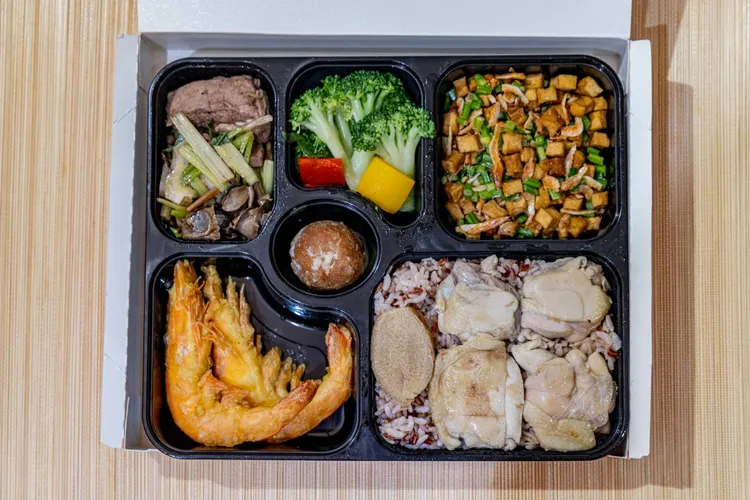 限量「酒家菜便當」。台鐵提供