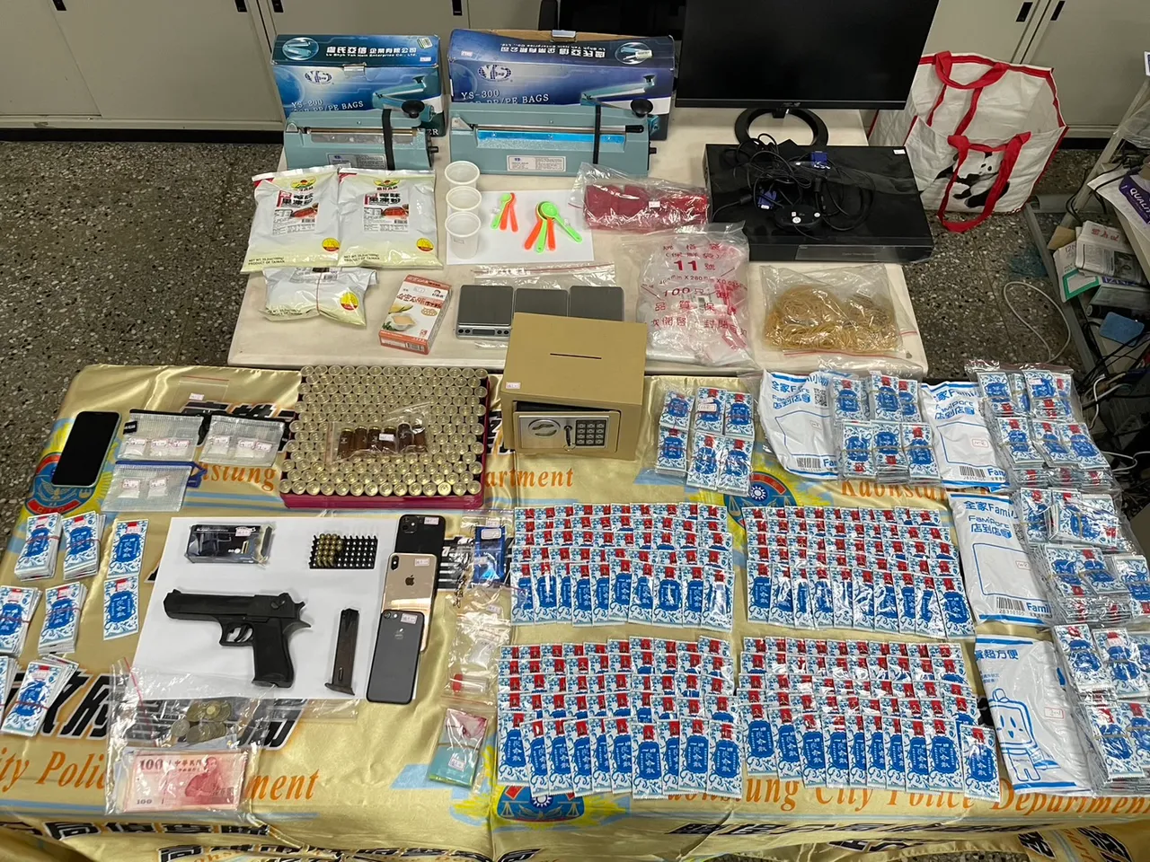 警方起出大批毒品,還有模擬槍1支、子彈17顆。翻攝畫面