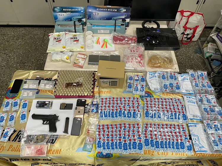 警方起出大批毒品，還有模擬槍1支、子彈17顆。翻攝畫面
