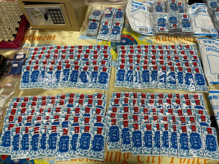 毒品咖啡包外包裝居然寫著「一日喪命散」等字樣。翻攝畫面