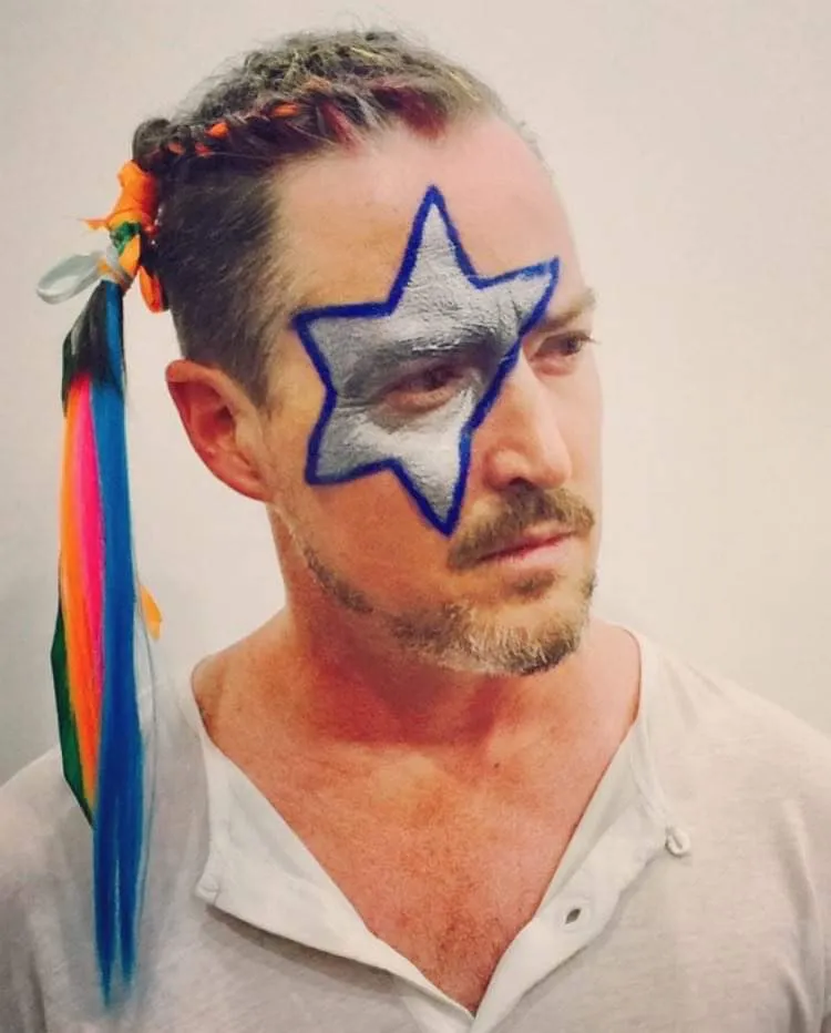 夏克立熱愛表演，可惜目前演藝工作全面停擺。讀者提供