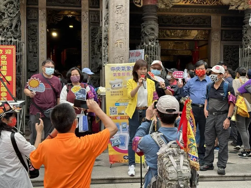 氣象局在鎮瀾宮前報氣象。翻攝鄭明典臉書