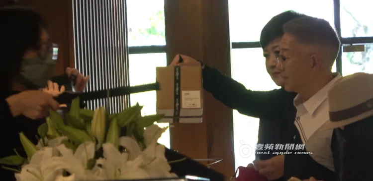 Sam（右）取物準備離開飯店。特勤中心攝