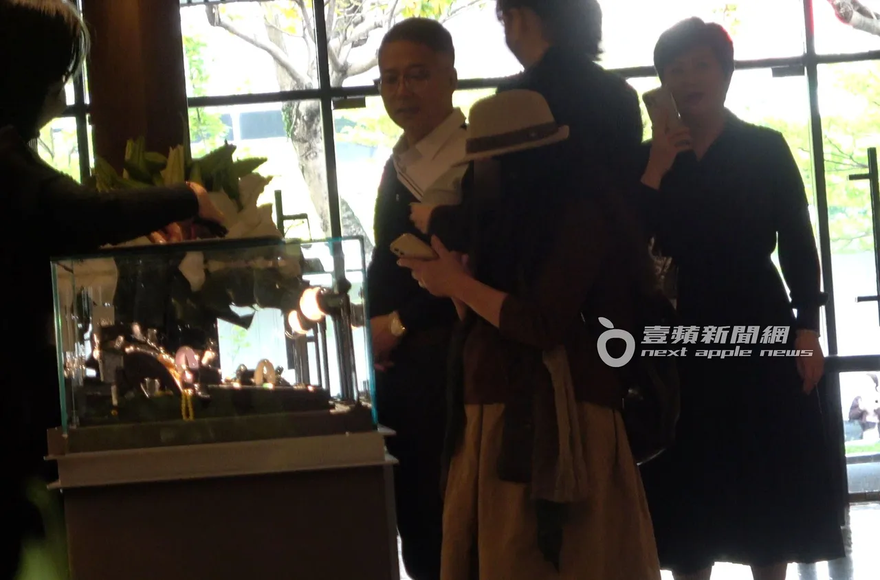 崔佩儀(右)講電話,Sam到櫃檯取東西。特勤中心攝
