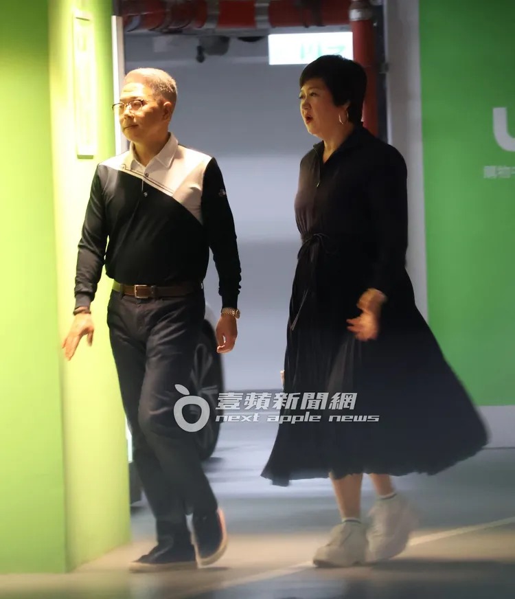 崔佩儀（右）和Sam走在後面，看著久未見面的寶貝兒子貝克宇，流露出滿滿關愛。特勤中心攝