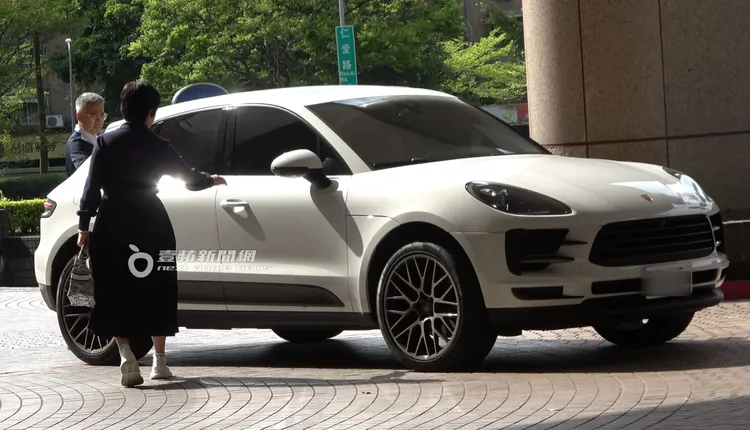 崔佩儀坐上保時捷副駕駛座。特勤中心攝